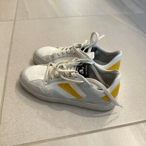 White Yellow Sneakers W7.5